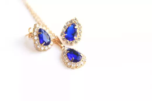 7 יתרונות לענוד עגילים: ביטוי לסגנון האישי שלך